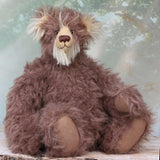 Hullabaloo sitting.
Hullabaloo is a very beary teddy bear a one of a kind, artist bear by Barbara-Ann Bears in wonderful brown faux fur and blonde mohair
Hullabaloo stands 15 inches/38 cm tall