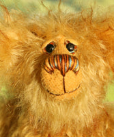 Cardhu's face, Cardhu is a one of a kind antique gold mohair artist bear with hand painted eyes and a sweet smile