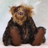 Douglas Trumbletown sitting.
Douglas Trumbletown a sturdy and phlegmatic, one of a kind, mohair artist bear by Barbara-Ann Bears in wonderful brown and black tipped mohair, he stands 12.5 inches/31 cm tall