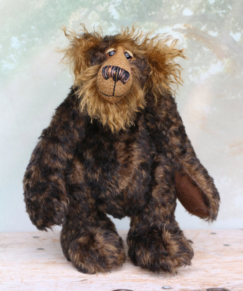 Douglas Trumbletown standing.
Douglas Trumbletown a sturdy and phlegmatic, one of a kind, mohair artist bear by Barbara-Ann Bears in wonderful brown and black tipped mohair, he stands 12.5 inches/31 cm tall