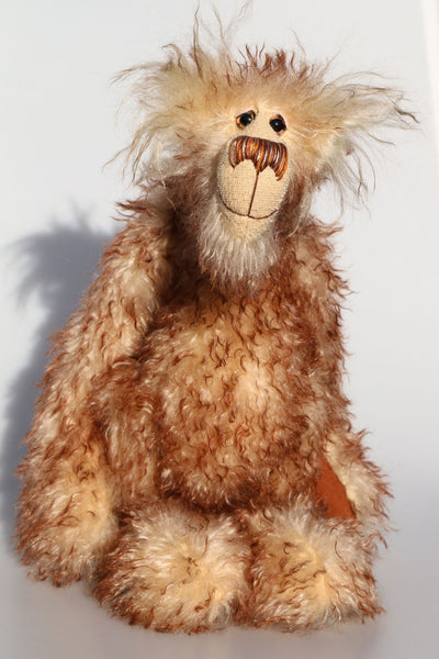 Bob is a happy, lanky and comical artist teddy bear made in wonderful tipped mohair by Barbara-Bears who doesn't take himself too seriously
