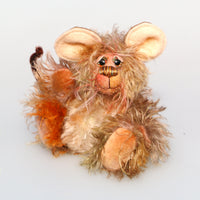 Mouseterpiece is mostly made from a fairly long (very long on a little mouse), feathery sparse mohair that Barbara has dyed in soft browns and his tummy is a denser, curly mohair dyed in shades of beige and blonde. His face is made from a longer mohair dyed in a soft shade of terracotta. The fronts of his ginormous ears are made from a warm beige German wool felt, and the backs a dusky brown.