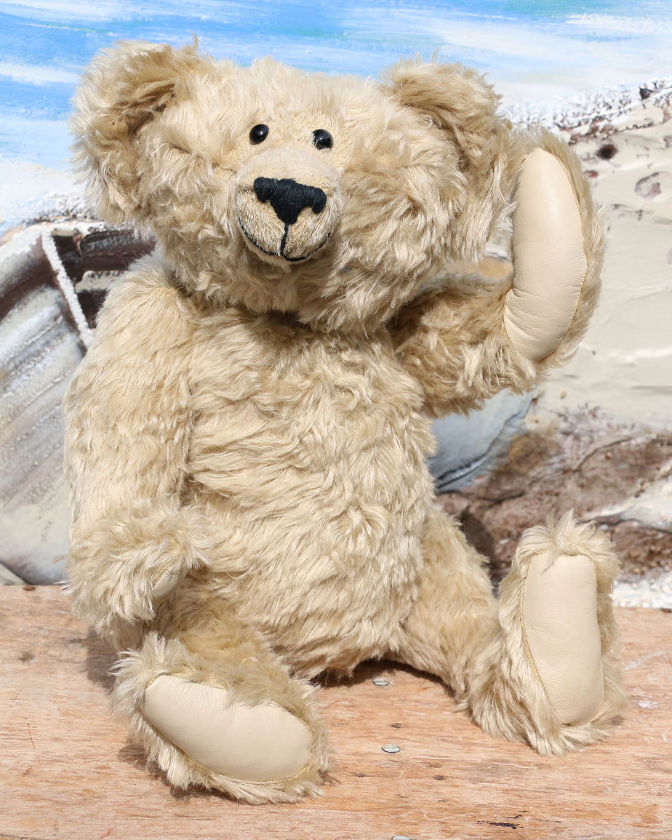 Teddy Rorie Rory a sweet and cuddly, traditional teddy bear by Barbara Ann Bears